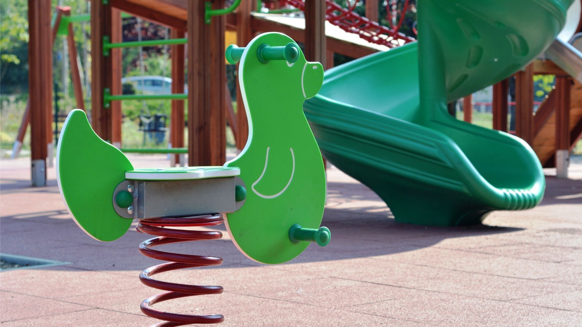 Qué elementos no deben faltar en un parque infantil exterior?